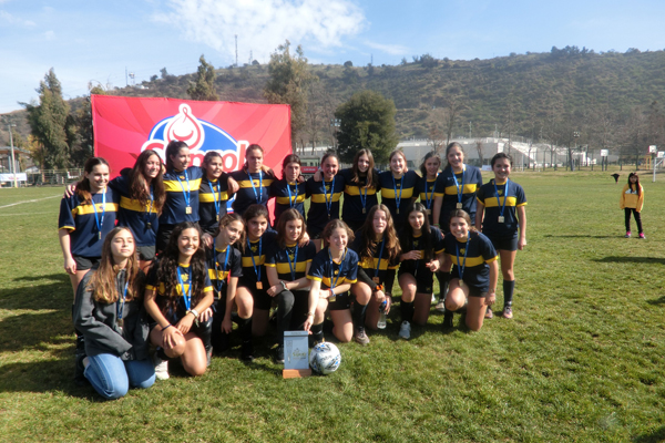 Selección femenina de fútbol ganó categoría media en torneo UC
