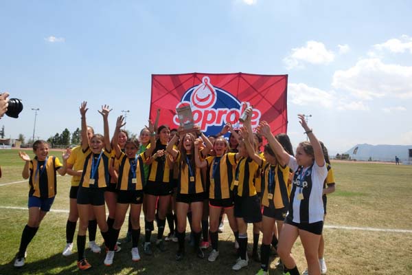 Nuestra selección femenina de fútbol, categoría básica, resultó campeona del torneo UC