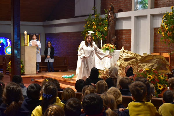 Con liturgias por nivel y una misa en el gimnasio nuestro colegio celebró la resurrección de Cristo