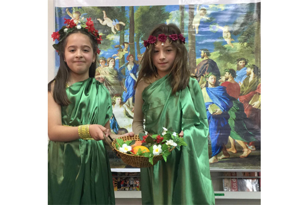 Estudiantes de tercer grado investigaron y teatralizaron a personajes de la antigua Grecia