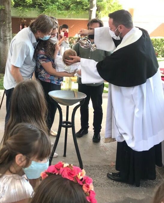Primer bautizo en el colegio luego de siete meses